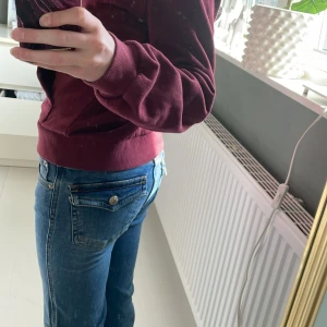 Blå bootcut jeans med snygga fickor  - Säljer ett par mid/Lågmidjade bootcut jeans som har snygga fickor med knappar, i storlek xxs short length från lager 157! Säljer pågrund av för små. Skriv för fler bilder 