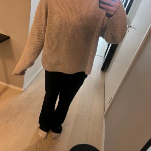 Beige stickad tröja med pärlor  - Säljer en beige stickad tröja med rund hals och lång ärm. Pga att den inte kommer till användning💗 Det är bara att skriva till mig om det dygnet upp något frågetecken 😇