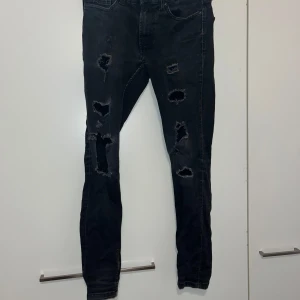 Farkut - Poikien mustat revityt farkut. Koko tuumana 28/30. Ollut S kokoiselle hyvät. Haara-lahje n 70cm, vyötärön leveys n 38cm. Kissatalous MMM, lisätietoja saa kysymällä Katsothan myös muut ilmoitukseni Mikäli hinta ei miellytä tarjoa rohkeasti 