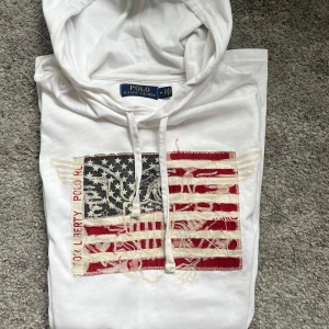 Ralph Lauren Hoodie - Sällsynt Polo Ralph Lauren Hoodie | Tunnare material, perfekt för vår och sommar | Fint skick, små slitningar på trycket är designen | Storlek M | Hör av dig vid fundering 🙂