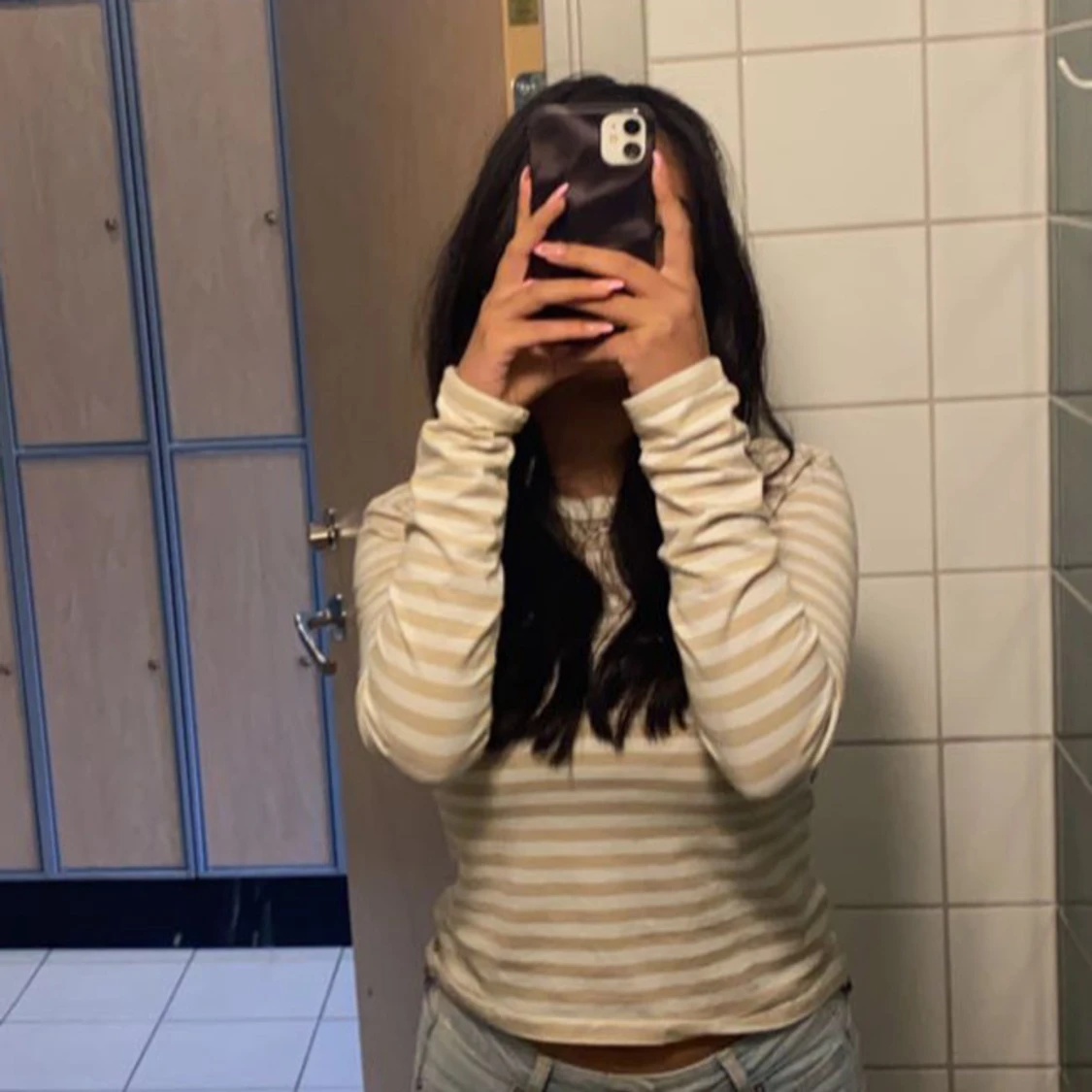 Beige och vit randig långärmad tröja