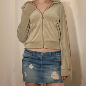 Beige hoodie med dragkedja från Gina Tricot - Säljer en beige hoodie från Gina Tricot i mjukt material. Den har dragkedja framtill, huva med snören och två fickor. Perfekt för en avslappnad stil och passar bra till jeans eller kjol.💗💗