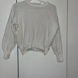 Neulepaita - Lasten valkoinen vähän käytetty neulepaita. Koko 140cm. Kaikai n 46cm, pituus n 45cm. Kissatalous MMM, lisätietoja saa kysymällä Katsothan myös muut ilmoitukseni Mikäli hinta ei miellytä tarjoa rohkeasti 