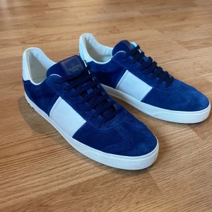 SÖÖÖÖKER VALENTINO FLYCREWS STORLEK 43-44 - Söker dessa Valentino Flycrews i blå. Hör gärna av er om ni har ett par. 😁