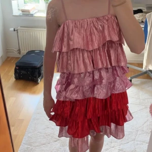 Volang klänning - Otroligt fin volang klänning 💞använd en gång 