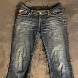 Low rise bootcut 💗💕 - Säljer ett par super gulliga, low rise bootcut jeans med snygga bakfickor. 💞 Säljer dem tyvärr för dem är för stora. Jeansen har inga hål, bara lite drag på det högra benet från skorna ( inte särskilt synliga ) 💗 ( midjebredd~40cm, innerbendslängd~73, från knapp till mellan benen~19cm )
