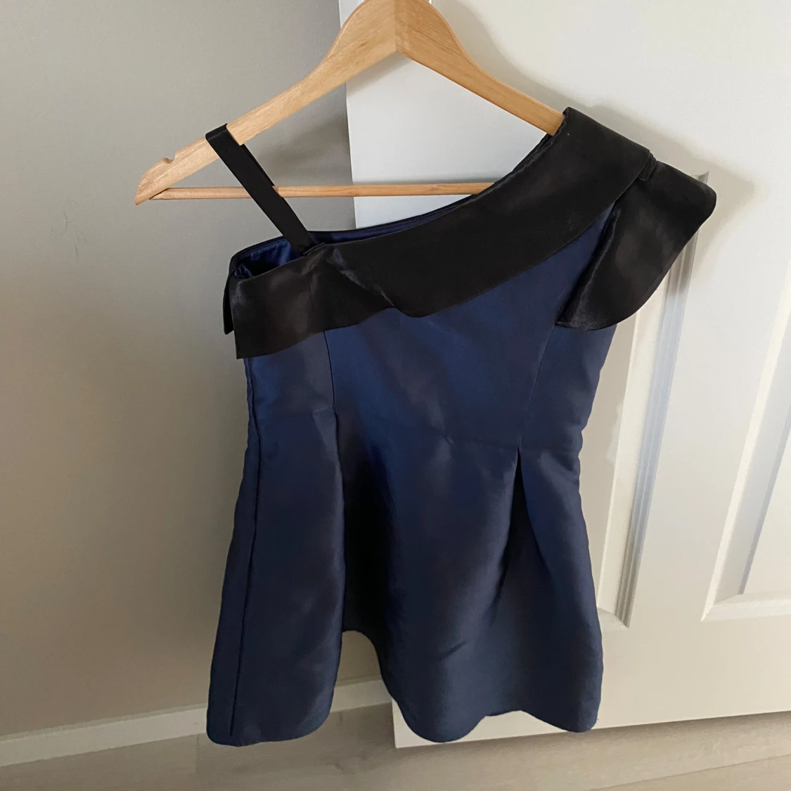 Marinblå klänning med svart ”volang” från Friboo - 1