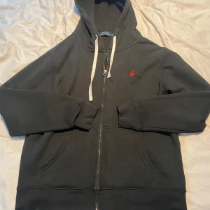 RALPH LAUREN ZIP HOODIE - Tjena, säljer min Ralph lauren hoodie då jag tyvärr växt ut den. Det finns knappast några tecken på användning och den är i topp skick. Priset är ej hugget i sten. Storleken är XL men sitter mer som L då den har krympt en gnutta i tvätten. Har ni frågor så är det bara skriva.😁