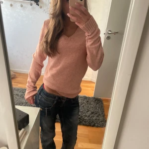 Rosa stickad tröja från VILA - Mysig rosa stickad tröja från VILA med v-ringning och långa ärmar. Tröjan har en klassisk passform och ribbade muddar vid ärmslut och nederkant. Den är INTE alls sticksig utan jätteskön💞den är jättefint skick och endast använd några gånger! 