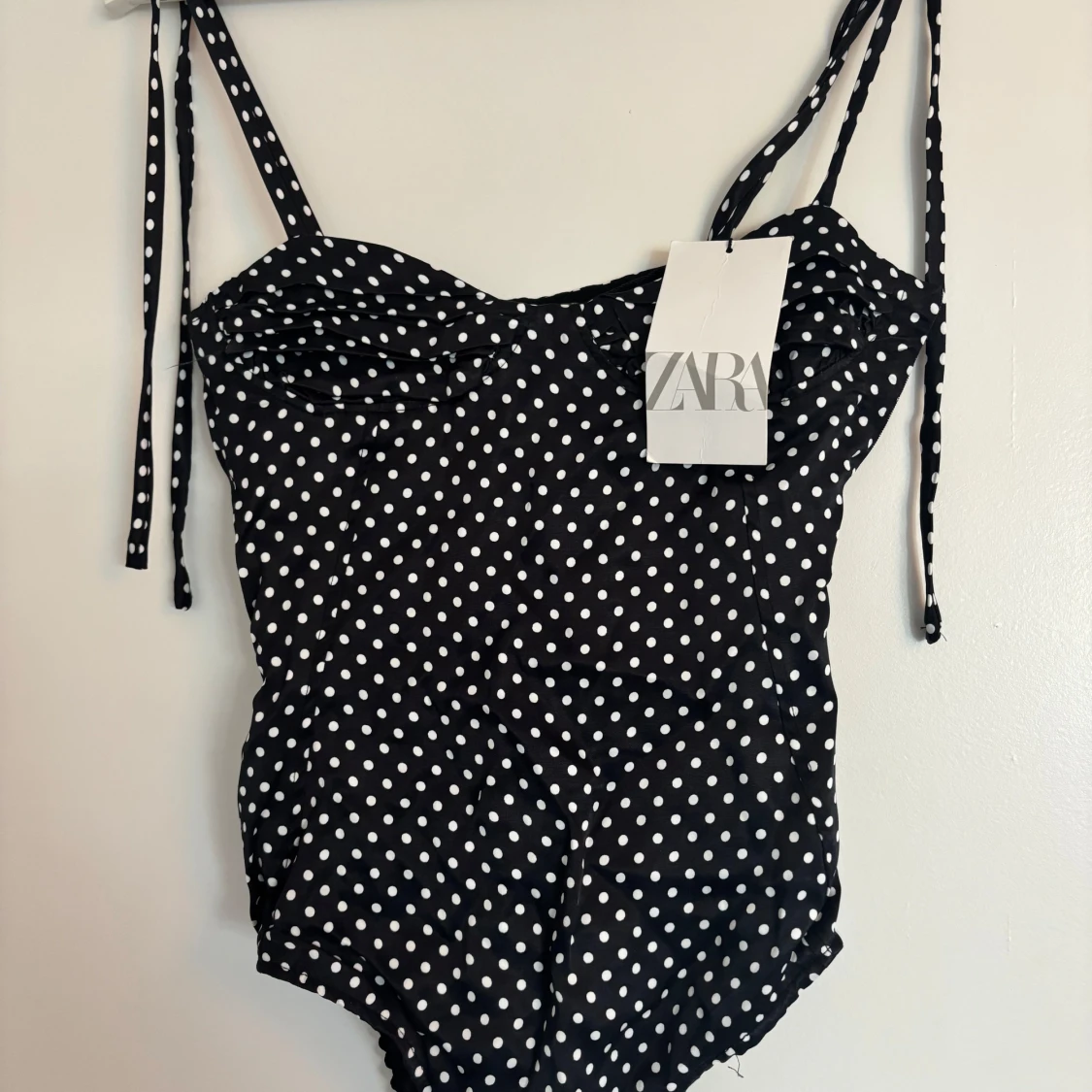 Svart prickig body från Zara