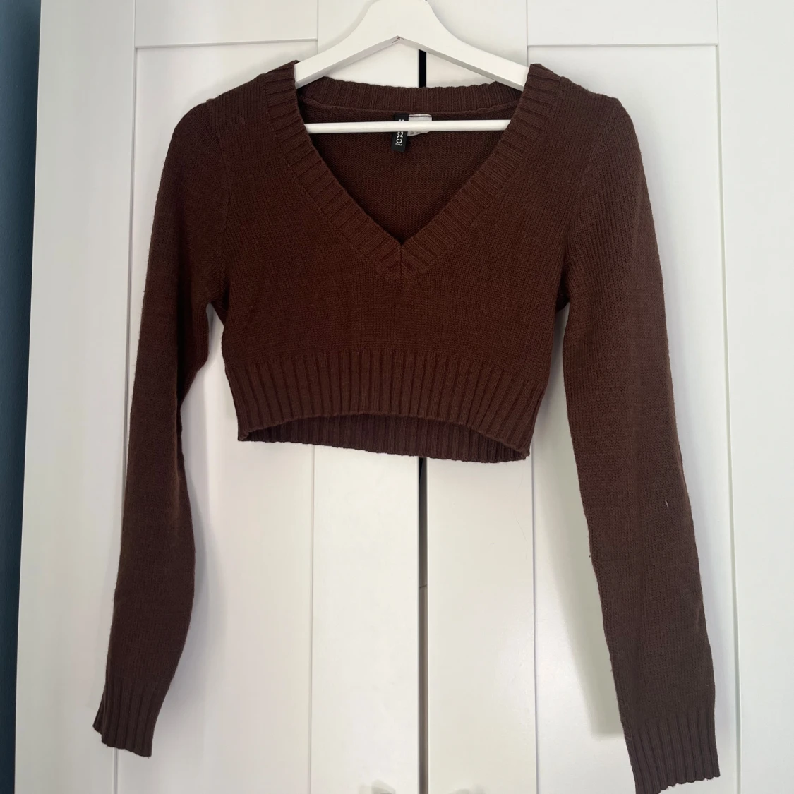 Brun croppad stickad tröja med v-ringning