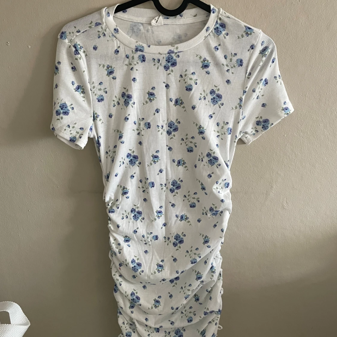 Vit blommig klänning