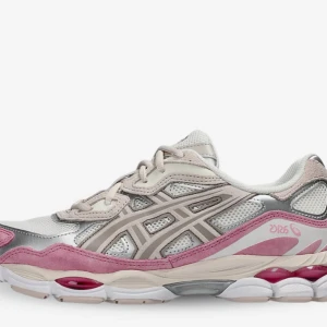 Asics sneakers i vitt, beige och rosa - Säljer ett par helt nya (oanvända) Asics sneakers , hade köpt dessa men det var fel storlek så säljer de istället. Men perfekta för dig som gillar sportig stil och vill ha bekväma skor till vardags. 