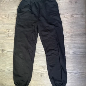 Svarta mjukisbyxor - Svarta mjukisbyxor med resår i midjan och justerbar dragsko från chiquelle, storlek XS, använd fåtal gånger