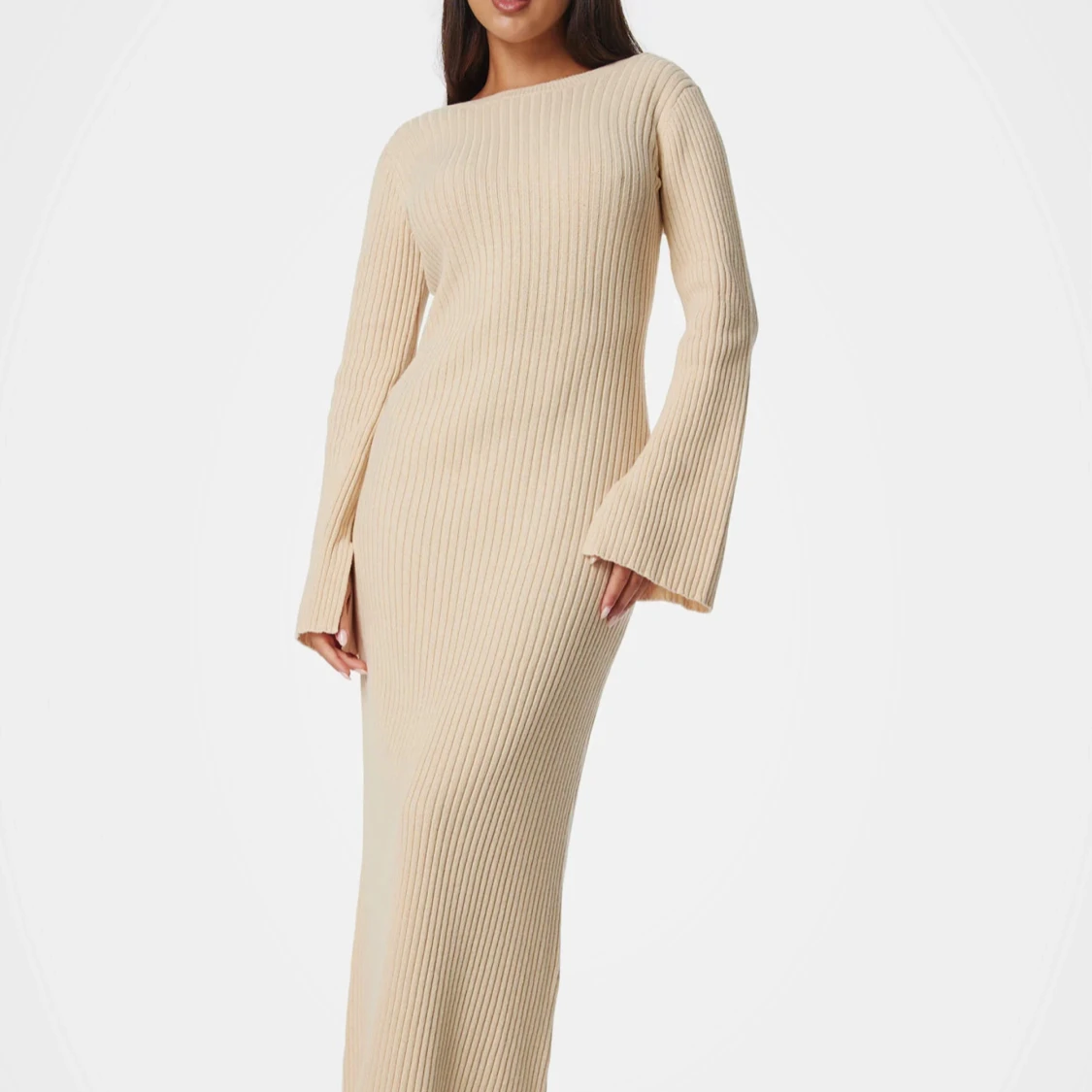 Beige ribbad långklänning med öppen rygg - 1