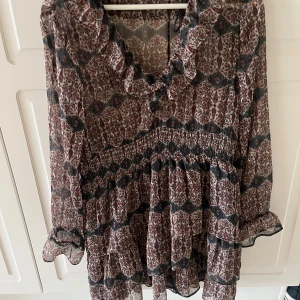 Populär mönstrad Zara klänning  - Mönstrad Zara klänning i storlek L 
