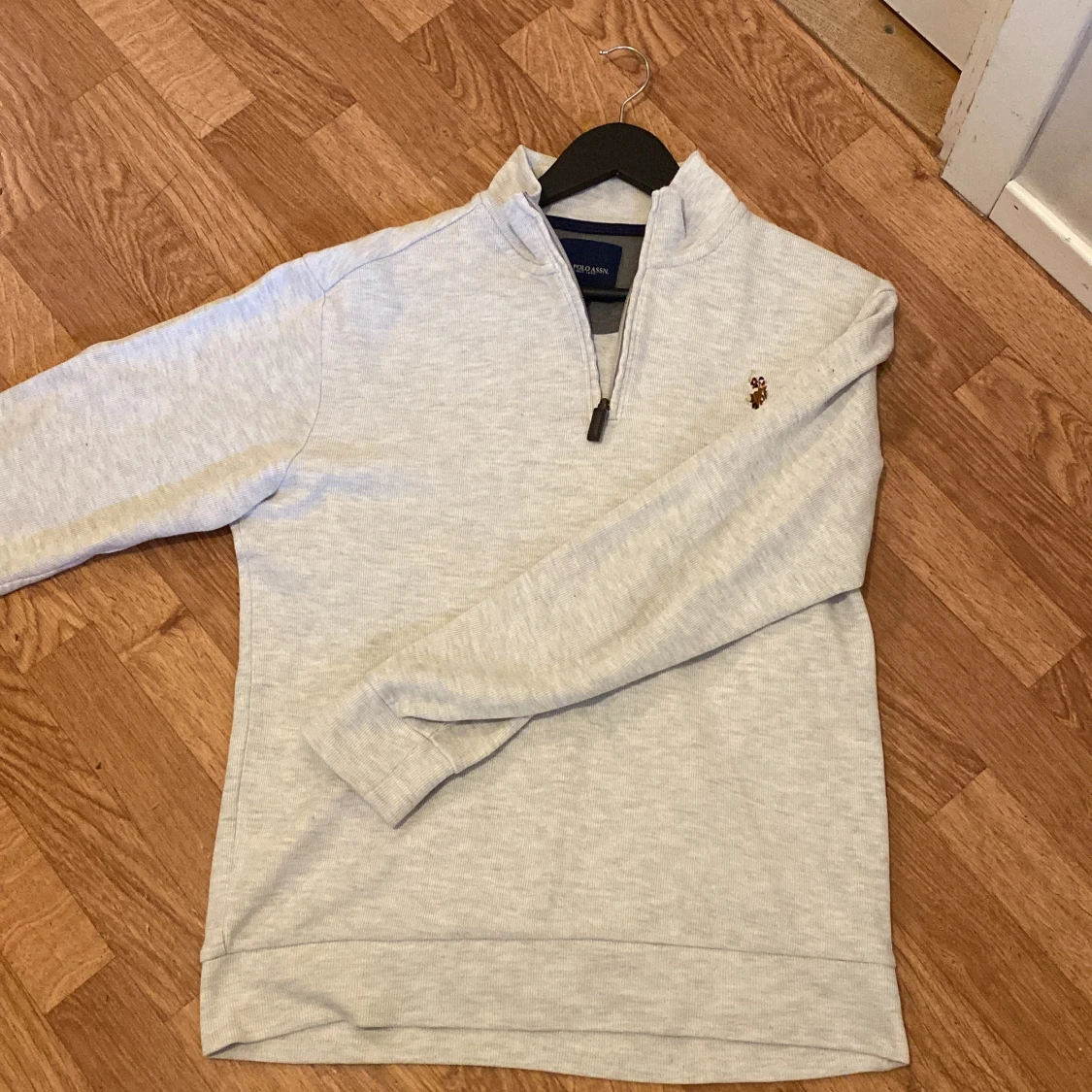 Ljusgrå halvzip tröja från U.S. Polo Assn.