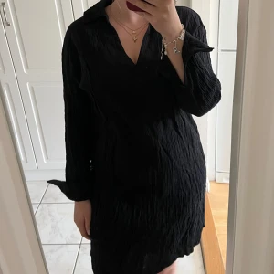 Svart skjortklänning från H&M - Svart vardagsklänning från H&M i storlek S 