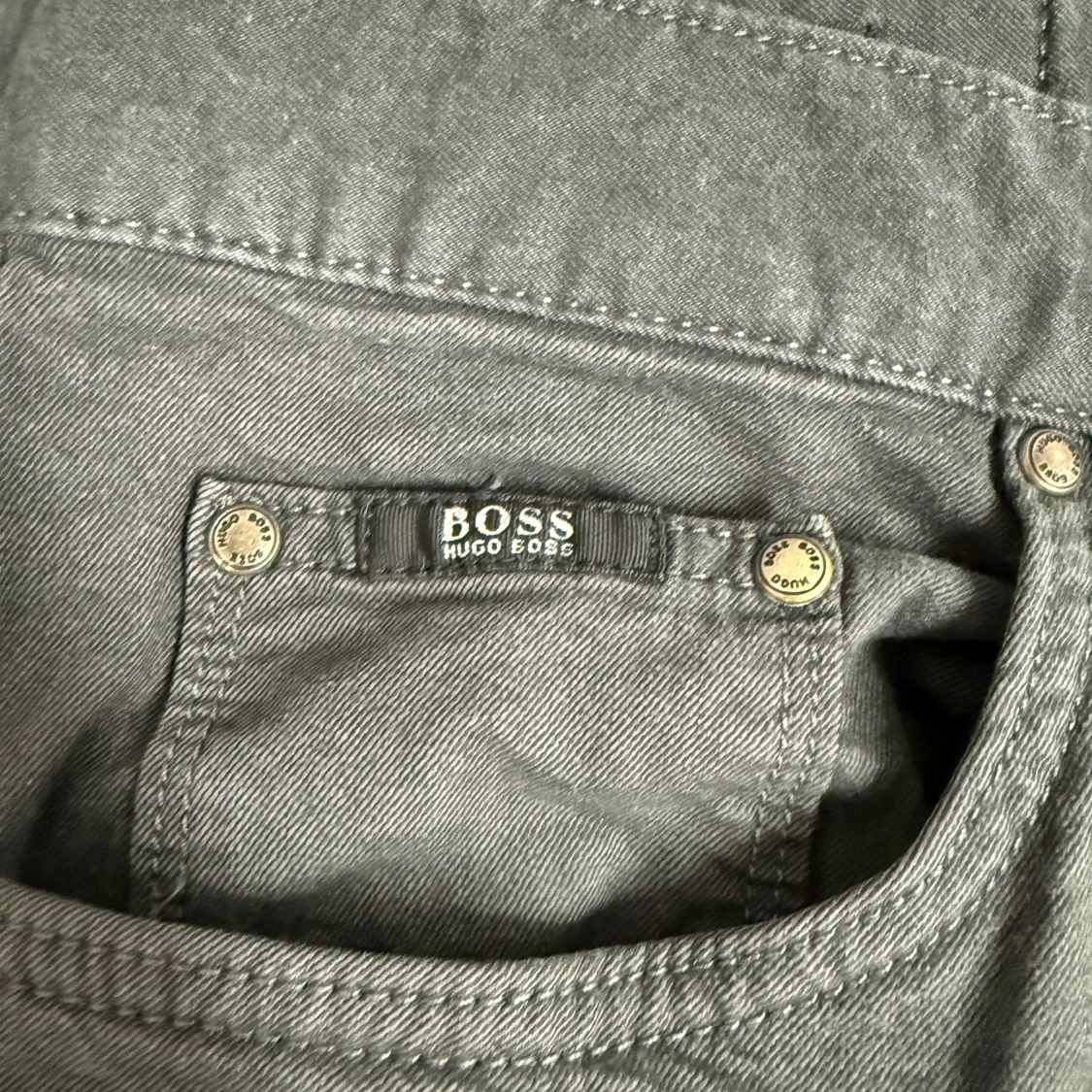Mörkgrå jeansbyxor från Hugo Boss - 1