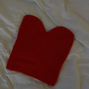 Röd ribbad tubtopp från H&M - Säljer en röd ribbad tubtopp från H&M. Den är ribbad och aldrig använd💞