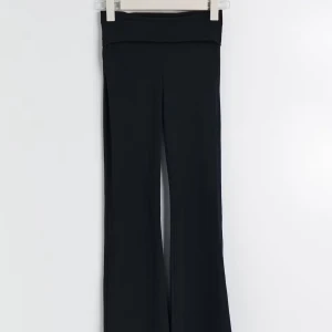 Svara yoga pants från Gina tricot - Jättefina yoga pants ifrån Gina tricot som är super sköna i storlek 158/164! De är lite korta på mig som är 168💞💞