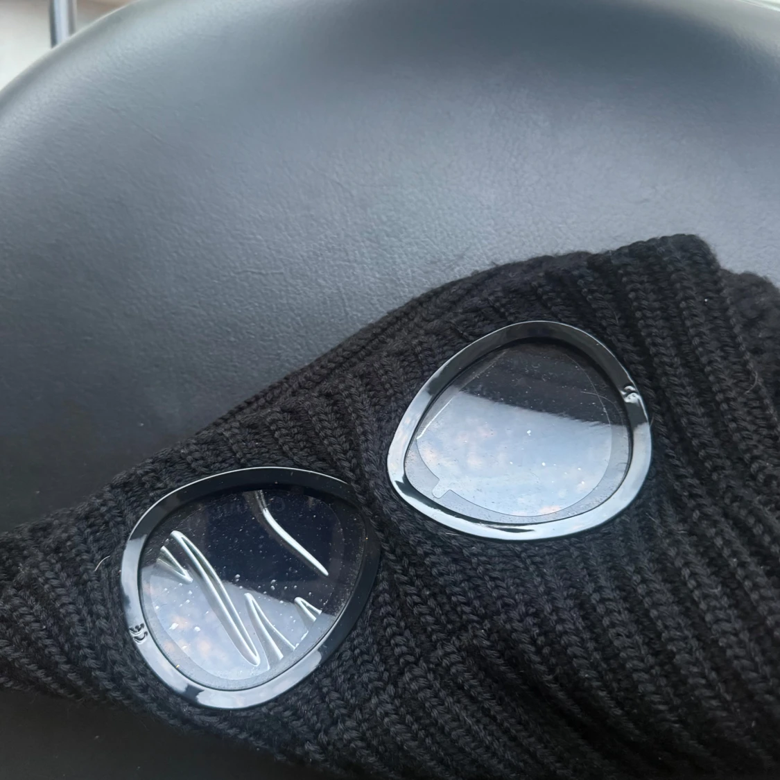 Svart ribbstickad mössa med glasögondetalj från C.P. Company - 2