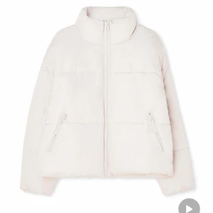 Beige pufferjacka vinterjacka - Beige fin vinterjacka, lite oversize sitter jättesnyggt på, i fint skick🤍 nypris 899 kr, slutsåld på hemsidan