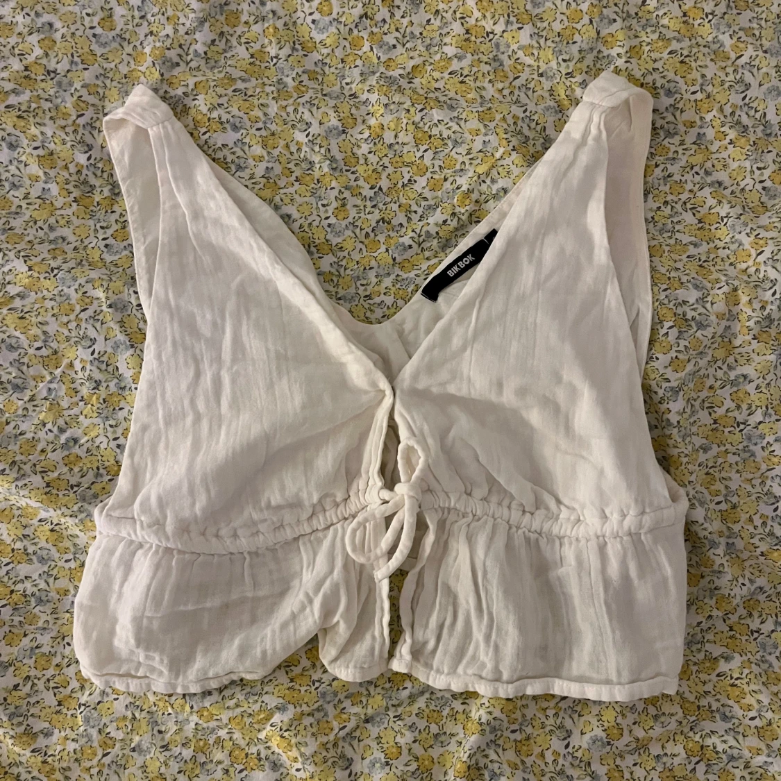 Vit croppad linnetopp från Bik Bok