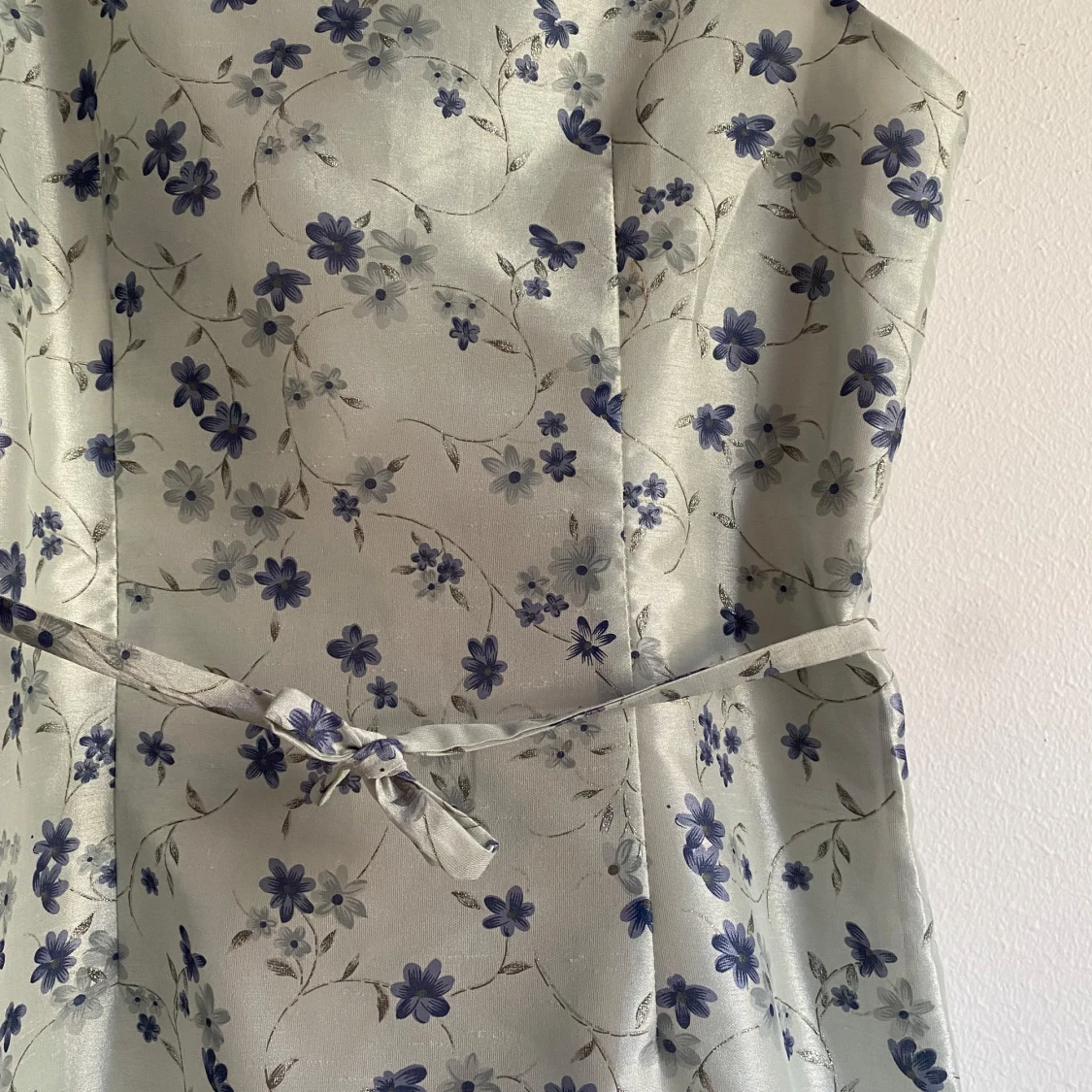 Blommig ljusblå kort klänning med smala axelband - 1