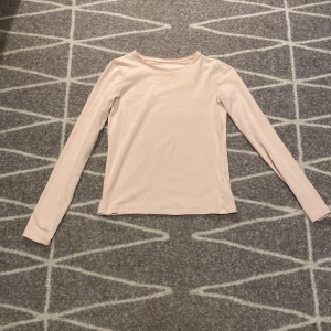  rosa tröja från hm - Vanlig ros lång armad tröja från hm använd typ 3 gånger, och säljer då den är för liten💕