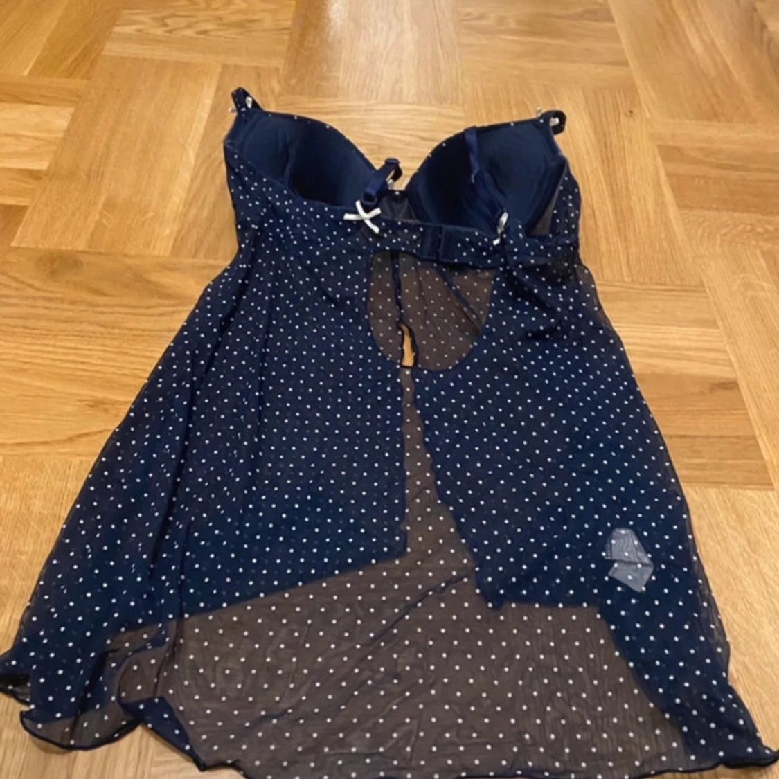 Mörkblå prickig blus med brodyr - 2