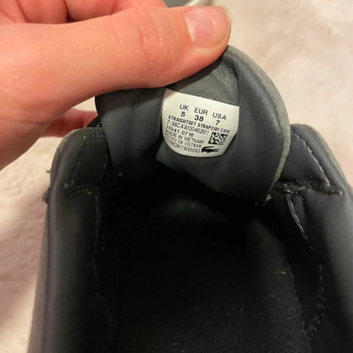 Grå sneakers med kardborre från Lacoste - 3