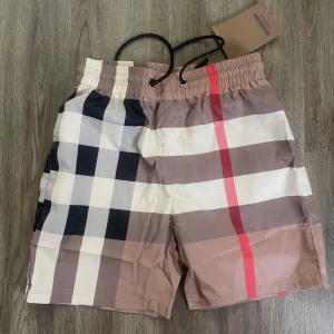 Burberry shorts - Säljer burberry shorts då de inte passade mig, storlek s-m använd 1 gång vid test annars har den legat i garderoben, har du några frågor så är det bara att höra av dig, kan gå ner i pris vid snabb affär samt så står jag för frakten