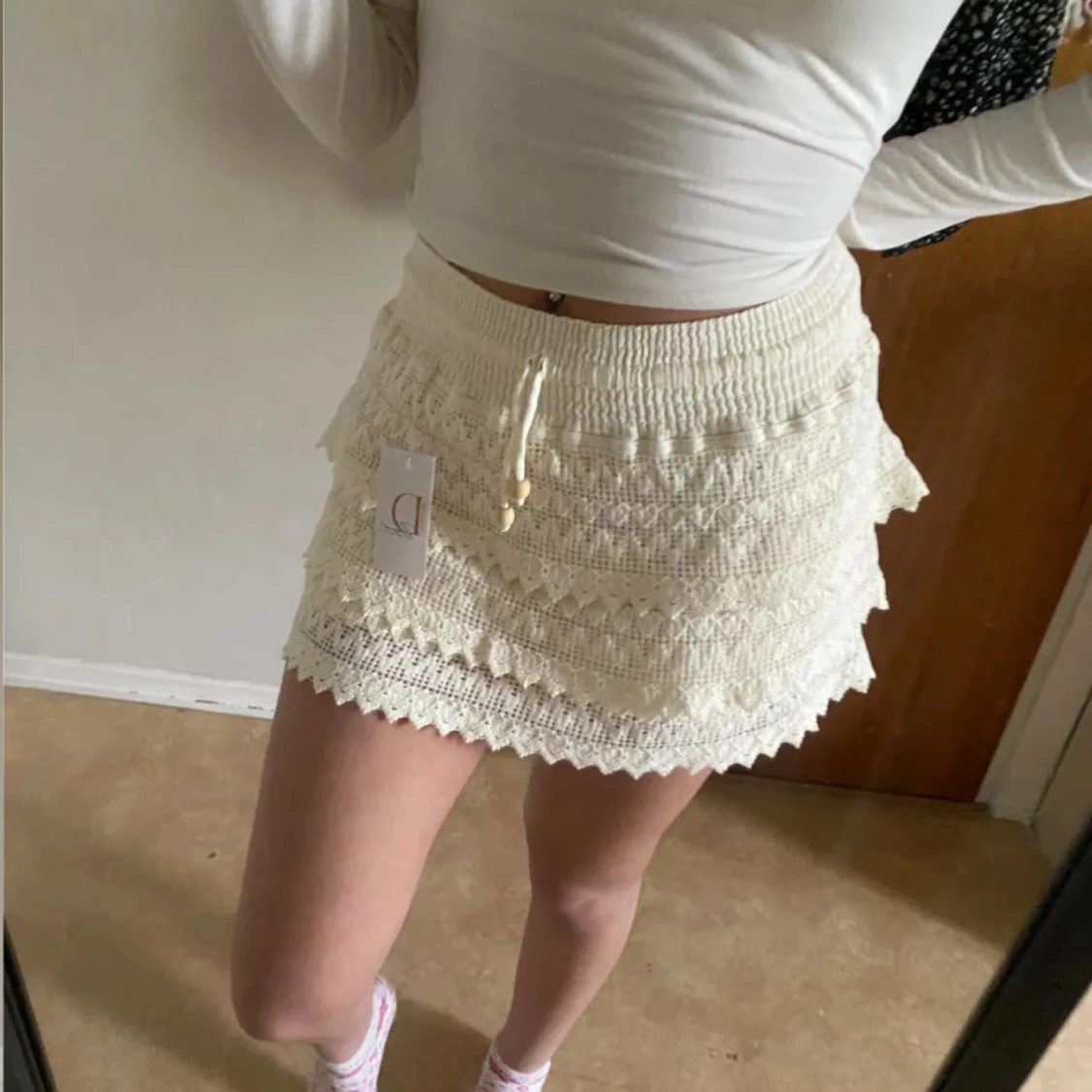 Vit virkad minikjol med snörning - 2
