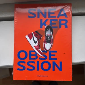 Sneaker Obsession - Kan användas som inredningsbok! Fortfarande i sin ursprungsplast! Upptäck sneakerkulturens historia, hype och de mest ikoniska modellerna från Nike, Adidas, Puma, Converse och fler. Perfekt för dig som älskar streetwear, mode och vill veta allt om sneakers, trender och legendariska samarbeten. Inspirerande bilder och insikter från sneakerexperter.