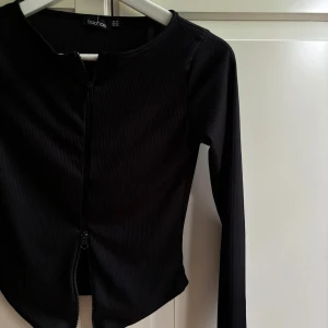 Svart ribbad zip-kofta  - Fint skick!