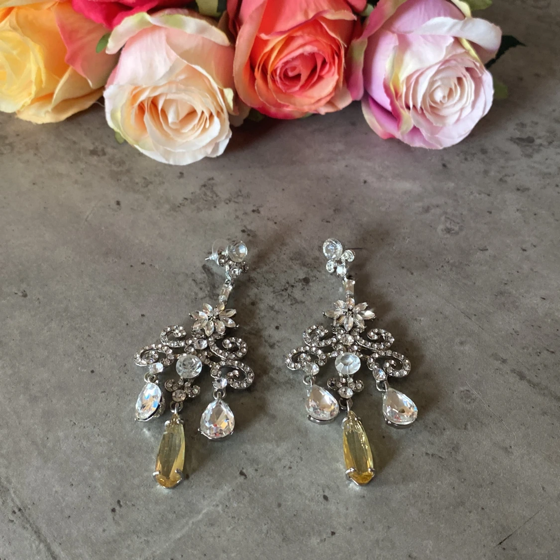 Glittriga silverörhängen med stenar - 1