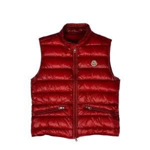 Moncler Gui röd, st 2 - MONCLER GUI DOWN VEST Märke: Moncler Kön: Herr Skick: Nyskick Kategori: Väst Storlek: 2  Material: Nylon Medföljer: Endast västen Estimerat butikspris: 7900kr Färg: Röd