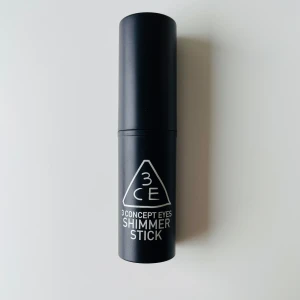 3CE Shimmer Stick Highlighter Pink - Highlighter stick från 3CE i färgen Pink. Ger en snygg glow med skimrande finish. Kommer i en svart, stilren hylsa som är enkel att ta med. Perfekt för att highlighta kindben, näsrygg och amorbåge. Krämig formula som smälter in i huden.