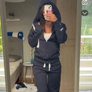 Russemerch - Russemerch set med byxor och zip hoodie. Endast använt 2 gånger❤️