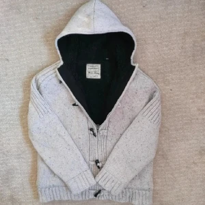 Stickad cardigan  - Säljer en stickad cardigan med fodring på insidan. Fint skick, kom gärna med bud och skriv vid minsta fundering 