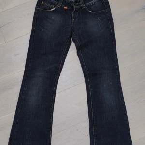 Maggie bootcut jeans, stl 26 - Snygga svarta jeans från Maggie Jeans i bootcut, low waist. 74 cm i innerbenslängd och 36 cm i midjemått. Passar mig som har xs och är 163