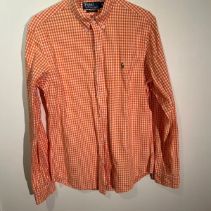 Ralph Lauren Skjorta  - Säljer Ralph Lauren Skjorta i storlek M inga hål eller likande kom DM för mer information!