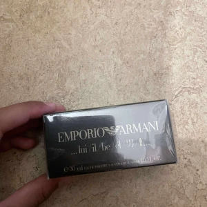 Emporio Armani Eau de Toilette 30ml - Emporio Armani parfym, 30 ml Eau de Toilette. Snygg och stilren svart kartong med silvriga detaljer och logga. Förpackningen är kompakt och lyxig, perfekt för dig som gillar exklusiva dofter och vill ha något från ett välkänt modehus.
