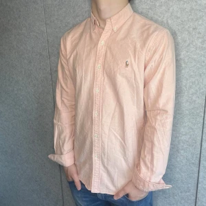 HELT NY || Ralph Lauren skjorta - Riktigt stilig Polo Ralph Lauren skjorta | Strl: M | Skick: 10/10 (Helt ny) | Modellen är 175, väger 71 | Nypris: ca 1700kr | Hör av er vid frågor och funderingar!