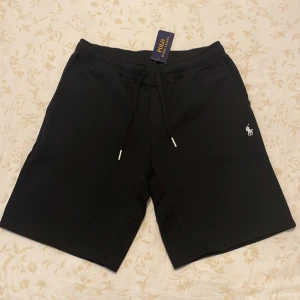  Polo Ralph Lauren shorts  - Helt nya polo Ralph lauren shorts. Aldrig andvänt. Storlek M, men kan lika gärna passa S med. Jättefin kvalitet 👌priset är fast!! Vid frågor och funderingar bara skriv. 
