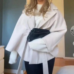 Poncho / cape - Säljer denna jättesnygga ponchon som inte är använd. Passar perfekt till skolstarten och vintern. Två första bilderna är inte mina. Pälsen går att ha och ta bort. Nypris är 900kr