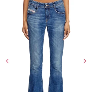 Blå bootcut jeans från Diesel - Säljer dessa blåa dieseljeans då de tyvärr blivit för små för mig🙃kostar runt 2500 nya, skicka gärna prisförslag