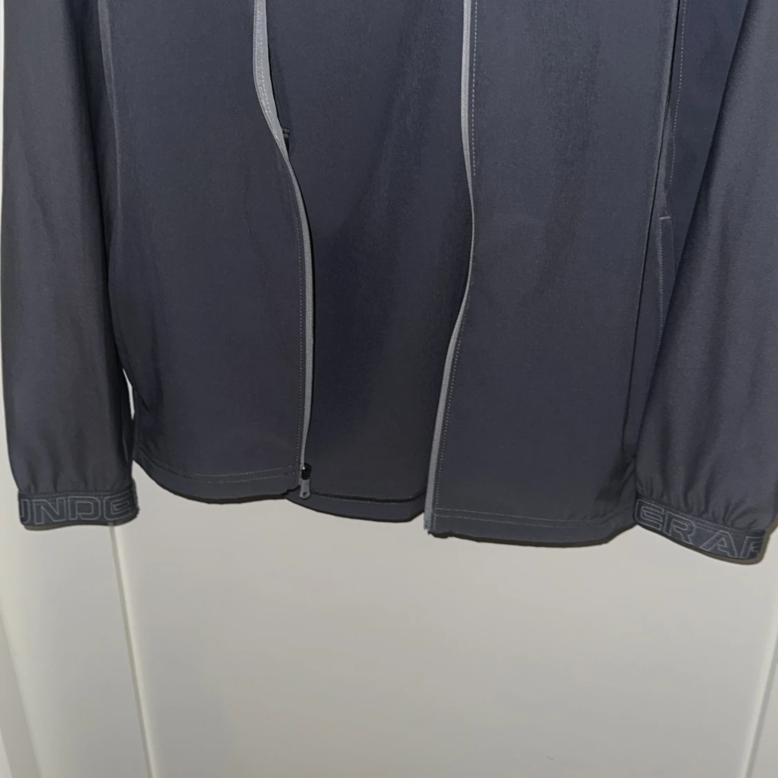 Grå vindjacka från Under Armour - 4