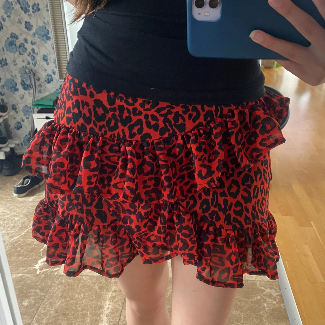 Röd leopardmönstrad volangkjol